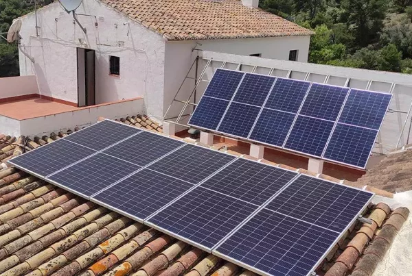 Instalación Fotovoltaica Aislada con baterías de Litio, en vivienda situada en parque natural