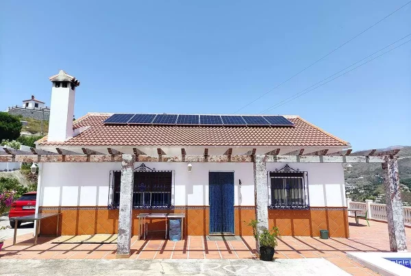 Instalación Fotovoltaica de Autoconsumo con Baterías de Litio para vivienda unifamiliar